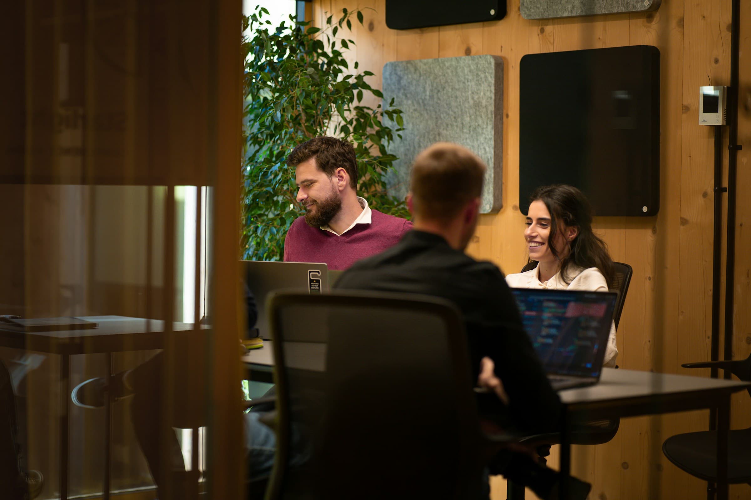Drei Software-Fachleute im Gespräch an einem Tisch